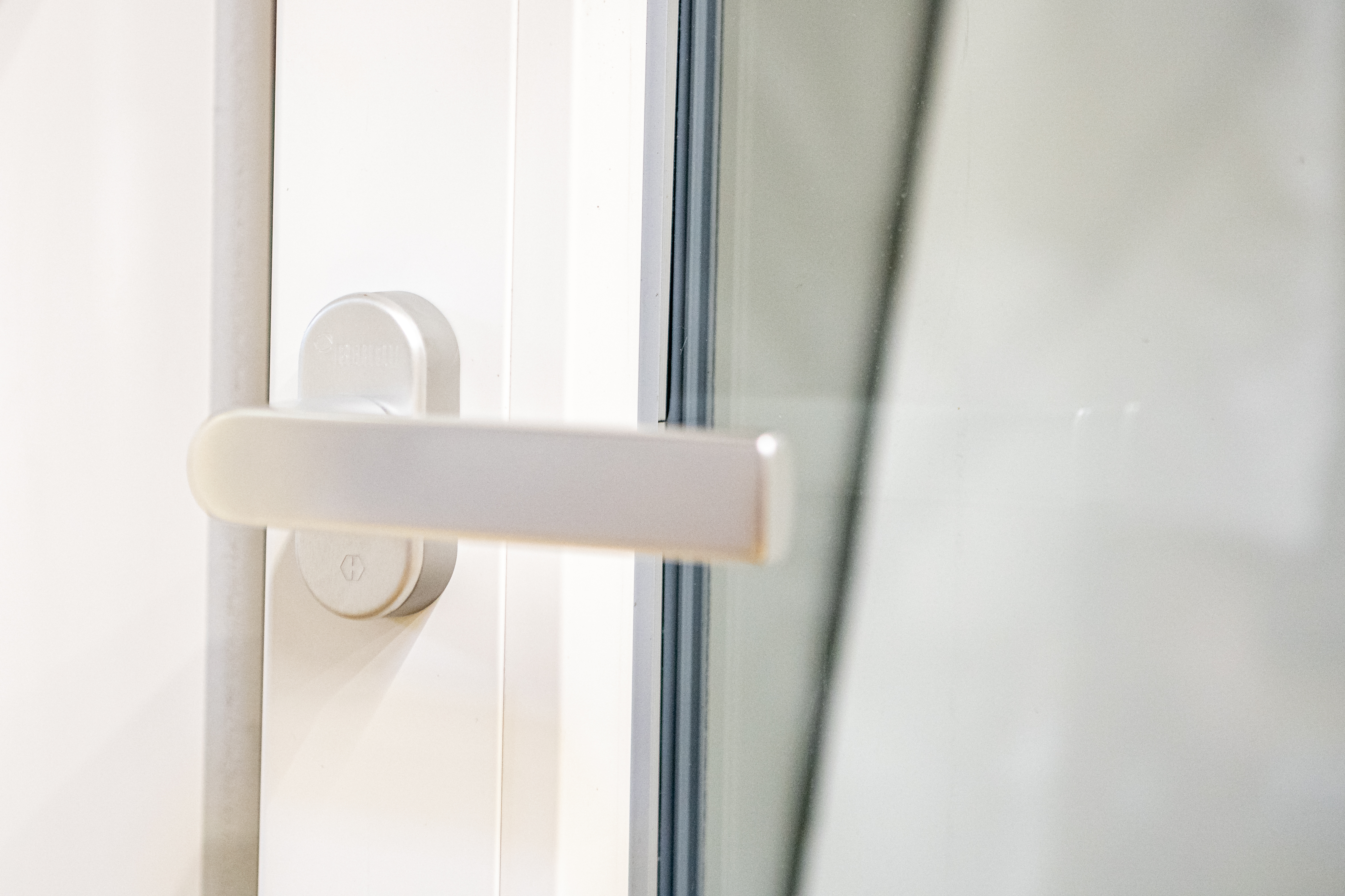 Montagebeispiel REHAU LINEA Fenstergriff Montagebeispiel REHAU LINEA Fenstergriff