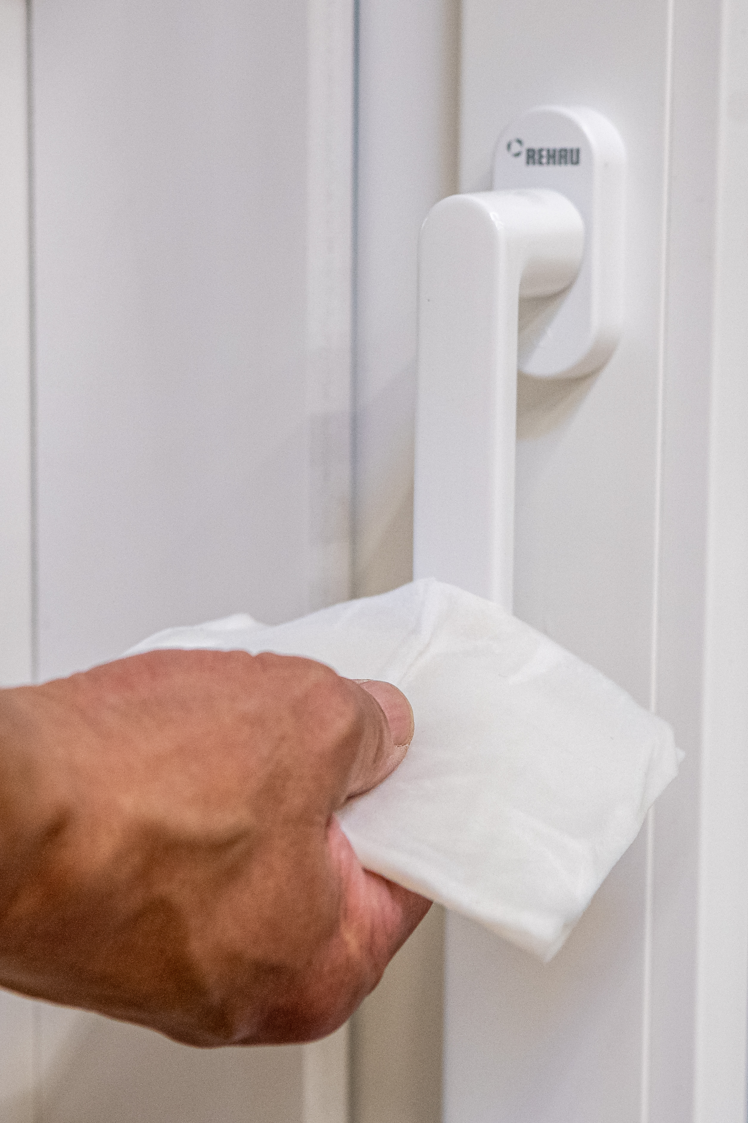 Reinigung eines Fenstergriffs Reinigung eines Fenstergriffs