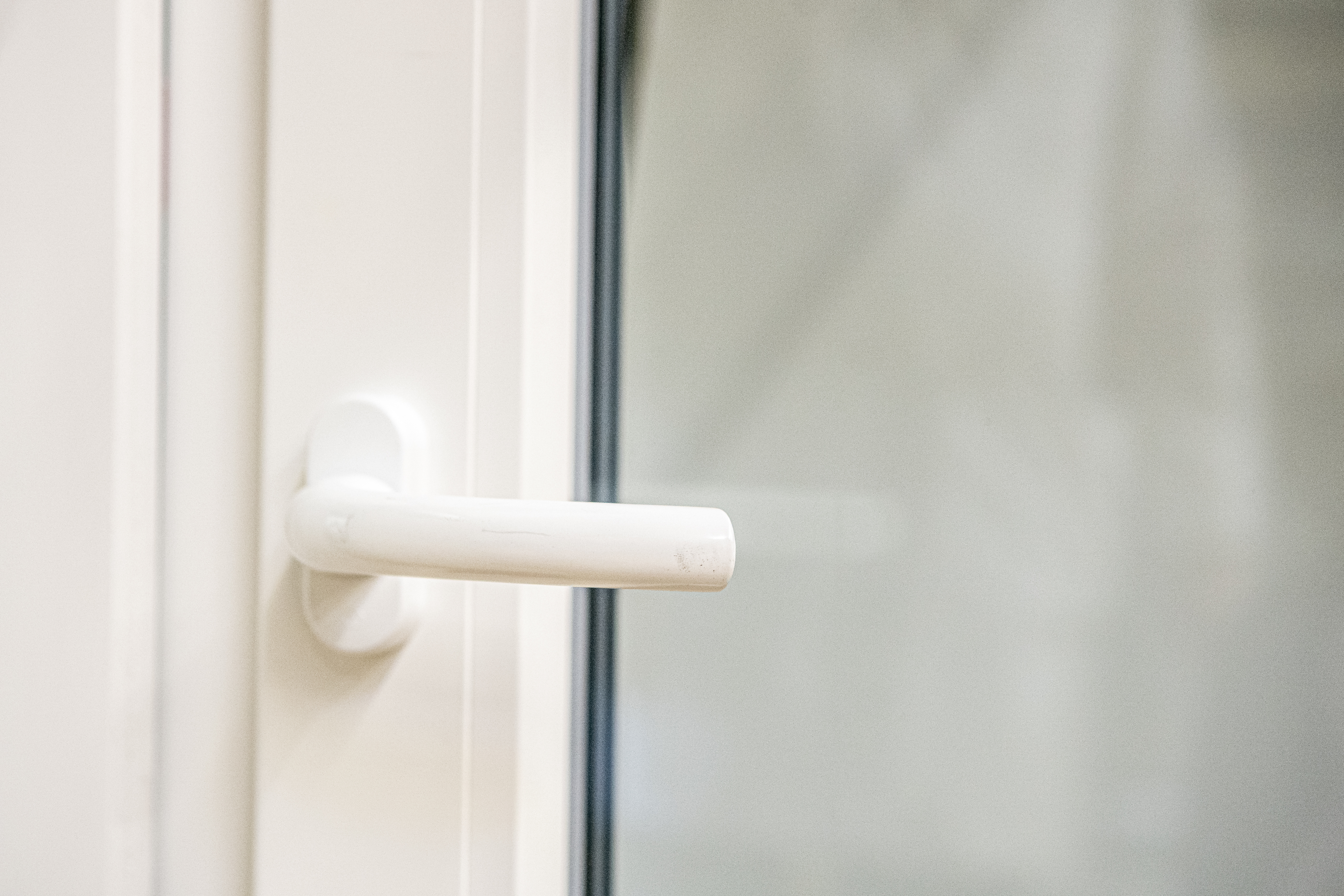 Montierter REHAU LINEA Fenstergriff in Drehstellung Montierter REHAU LINEA Fenstergriff in Drehstellung
